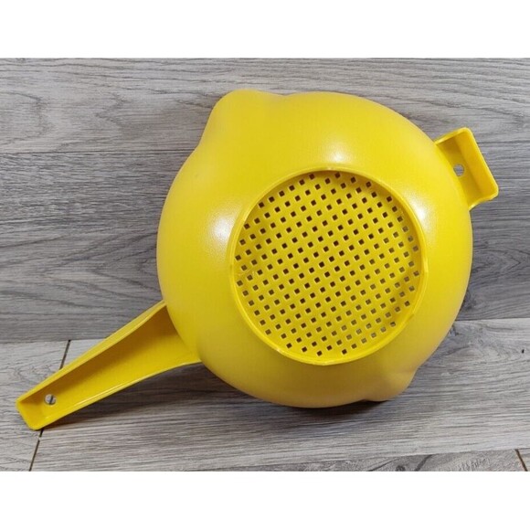 Tupperware #1523-4 Large 2 Qt. Yellow Colander Strainer Vintage - Picture 2 of 7